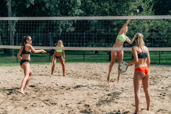 Beach Tennis Spelare Nätet — Stockfoto