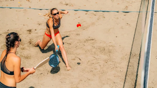 Equipe Feminina Jogando Tênis Praia — Fotografia de Stock