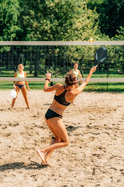 Beach Tennis Spelare Nätet — Stockfoto