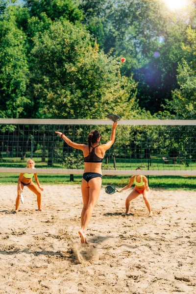 Beach Tennis Spelare Nätet — Stockfoto