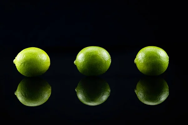 Siyah Arkaplanda Yansımalı Limonlar — Stok fotoğraf