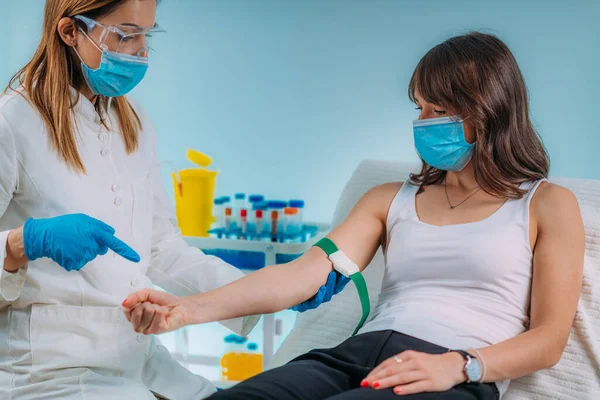 Preparación Para Procedimiento Flebotomía Paciente Enfermera Médica Con Máscaras Protectoras — Foto de Stock