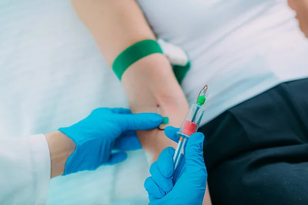 Pracownik Medyczny Śoi Pobierający Próbkę Krwi Pacjenta Szpitalu — Zdjęcie stockowe