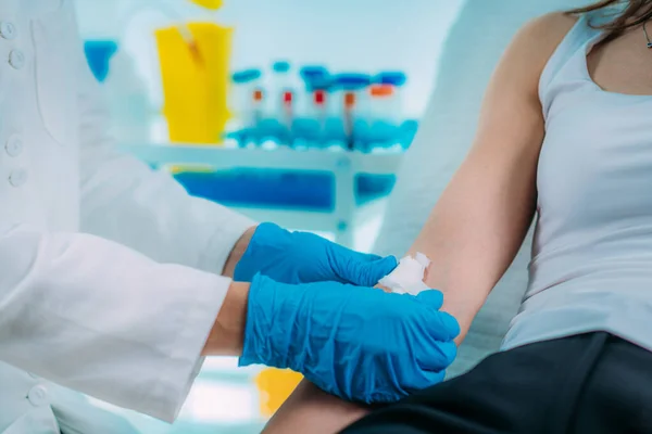 Védőmaszkos Nővér Vért Vesz Laboratóriumi Vizsgálathoz Koronavírus Krízis Alatt — Stock Fotó
