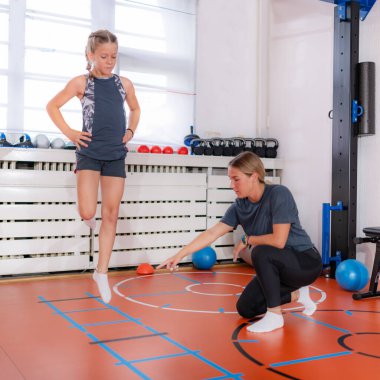 Çocuklar için koordinasyon ve çeviklik egzersizi, çeviklik merdiveninden atlama 