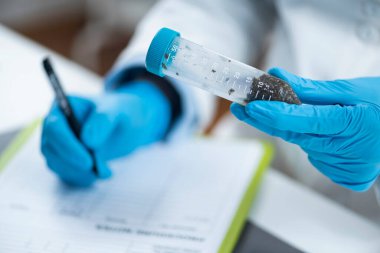 Laboratuvarda böcek ilacı testi için numune hazırlığı. Organik sertifika prosedürü için örnekler işaretleniyor 