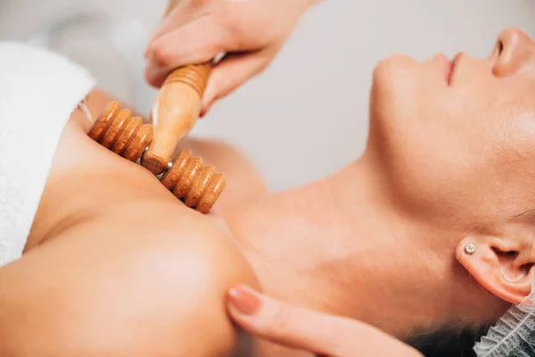 Trattamento Massaggio Invecchiamento Decolletage Collo Della Donna Con Rullo Legno — Foto Stock