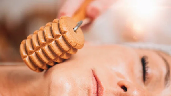Massage Visage Maderotherapy Avec Rouleau Bois Réduire Les Rides Affaissement — Photo