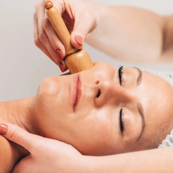 Massaggio Viso Madero Terapia Con Massaggiatore Legno Invecchiamento Lifting Facciale — Foto Stock
