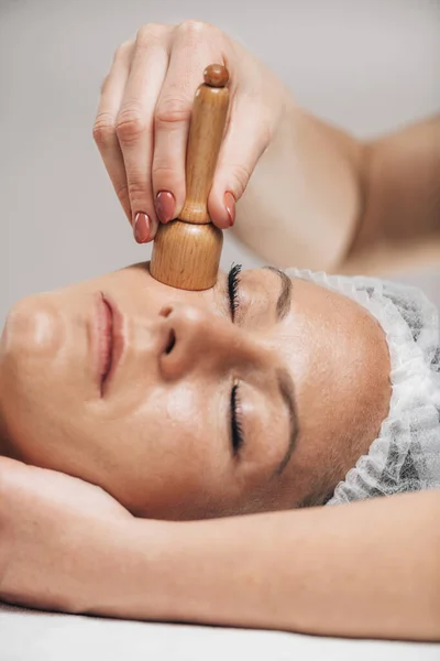 Facial Madero Therapie Massage Met Houten Massager Voor Veroudering Gezichtsliften — Stockfoto