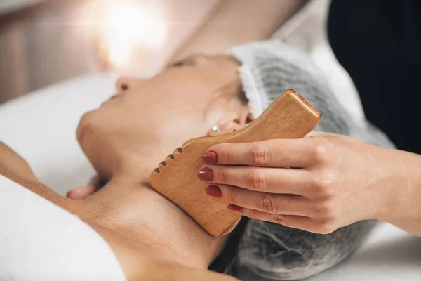 Gesichtsmassage Mit Gua Sha Teller Massager Aus Holz Hautpflege Beauty — Stockfoto