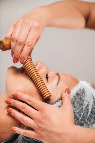 Massaggio Viso Trattamento Viso Madero Terapia Invecchiamento Con Bastone Legno — Foto Stock