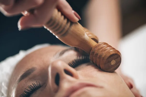 Massage Facial Maderotherapy Massage Visage Femme Avec Masseur Double Rouleau — Photo