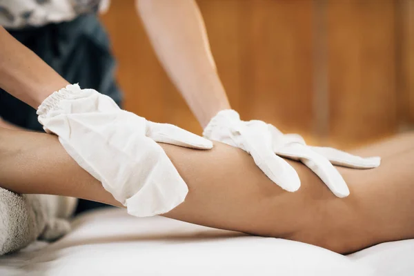 Ayurveda Garshana Droge Lichaam Massage Met Zijden Handschoenen — Stockfoto