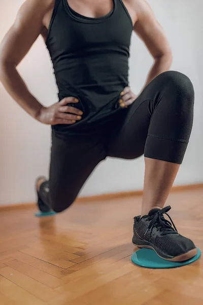 Mulher Fazendo Gliding Disc Exercício — Fotografia de Stock