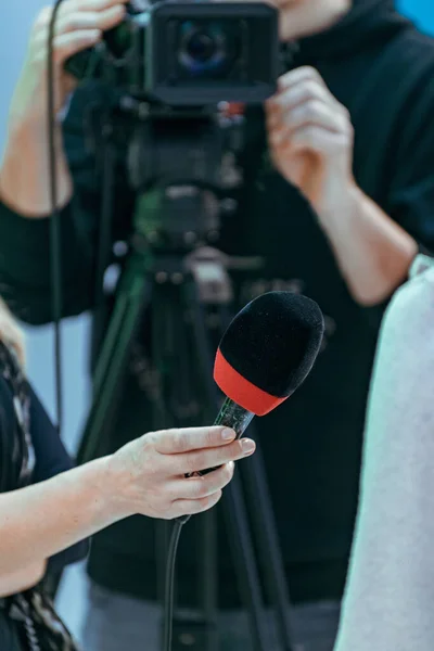 Entrevista Gravação Operador Câmara Conferência Imprensa Conceito Transmissão Vivo — Fotografia de Stock