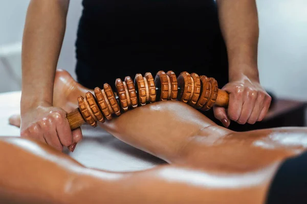 Madero Terapia Costas Coxa Massagem Muscular Com Rolo Madeira Pin — Fotografia de Stock