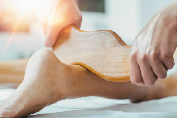 Madero Therapie Cellulitis Massage Van Vrouwelijke Beenkuiten Een Wellness Centrum — Stockfoto