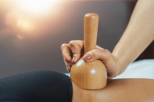 Tratamiento Masaje Celulitis Maderoterapia Con Taza Vacío Madera — Foto de Stock