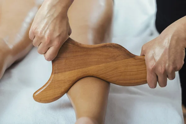 Madero Therapie Cellulitis Massage Van Vrouwelijke Beenkuiten Een Wellness Centrum — Stockfoto