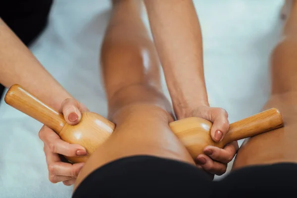 Maderotherapie Cellulitis Massage Behandeling Met Houten Vacuümbeker — Stockfoto