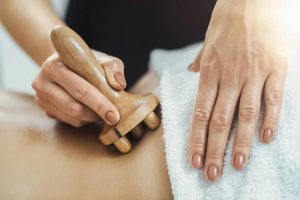 Stimolazione Del Sistema Linfatico Con Trattamento Del Corpo Della Maderapia — Foto Stock