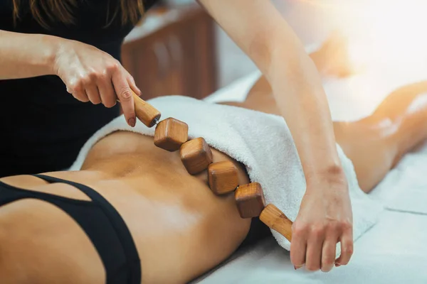 Estimulación Del Sistema Linfático Con Tratamiento Corporal Maderoterapia —  Fotos de Stock