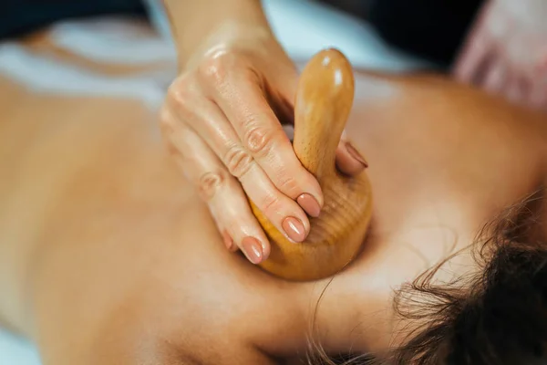 Trattamento Massaggio Anticellulite Maderapia Con Ventosa Legno — Foto Stock