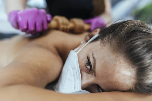 Arbeta Säkert Coronavirus Krisen Masseuse Massage Klient Med Handskar Och — Stockfoto