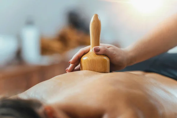 Maderoterapia Tratamento Massagem Celulite Com Copo Vácuo Madeira — Fotografia de Stock