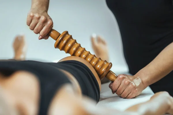 Rullande Stift Madero Terapi Massage Kvinnlig Massör Utför Celluliter Reduktion — Stockfoto
