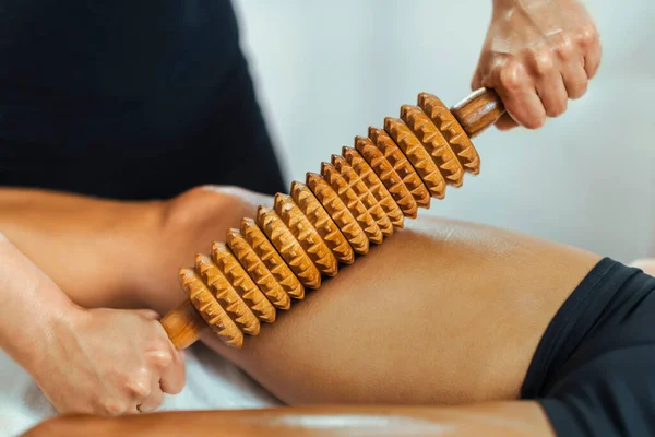 Rullande Stift Madero Terapi Massage Kvinnlig Massör Utför Celluliter Reduktion — Stockfoto