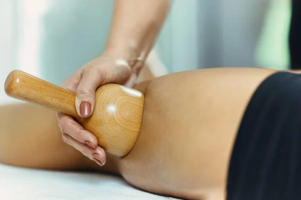 Maderotherapie Cellulitis Massage Behandeling Met Houten Vacuümbeker — Stockfoto