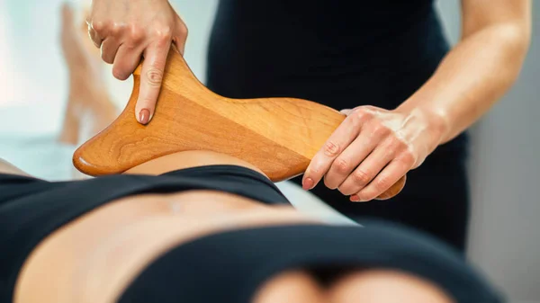 Celulite Madero Terapia Tratamento Coxa Mulher Massagista Realizando Tratamento Redução — Fotografia de Stock