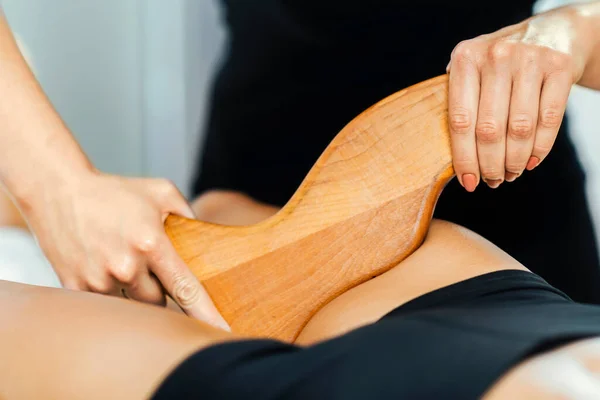 Cellulitis Madero Therapie Dijbeenbehandeling Vrouwelijke Masseuse Die Cellulitis Reductiebehandeling Uitvoert — Stockfoto