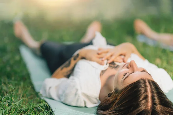 Meditálok Víz Mellett Fiatal Fekszik Víz Mellett Meditál — Stock Fotó