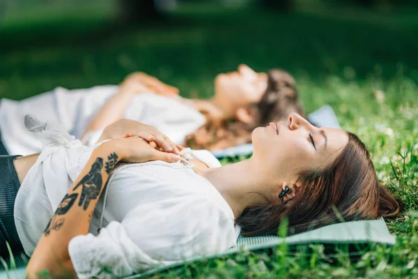 Meditation Vid Vattnet Två Unga Kvinnor Som Ligger Vid Vattnet — Stockfoto