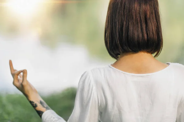 Mujer Joven Sentada Posición Loto Practicando Meditación Cerca Del Agua — Foto de Stock