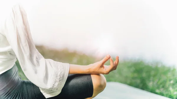 Ung Kvinna Sitter Lotusställning Och Tränar Meditation Nära Vatten Naturen — Stockfoto