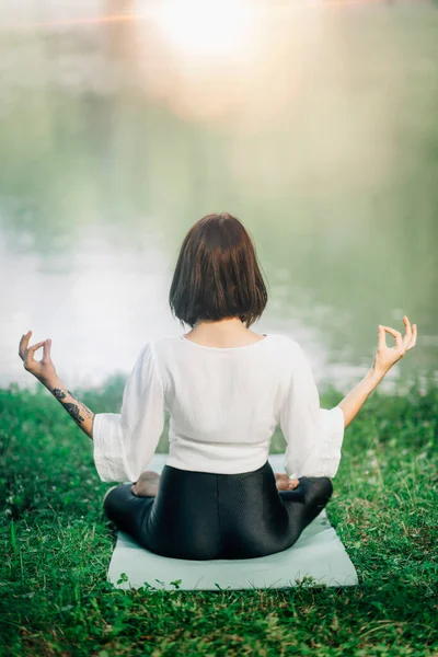 Ung Kvinna Sitter Lotusställning Och Tränar Meditation Nära Vatten Naturen — Stockfoto