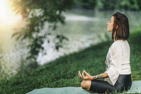 Junge Frau Sitzt Lotusposition Und Übt Meditation Wasser Der Natur — Stockfoto