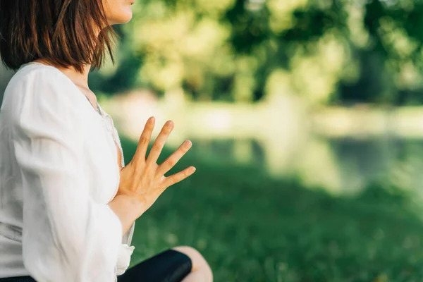 Nyugodtság Lótuszban Ülő Békés Fiatal Nők Meditálnak Víz Mellett Kéz — Stock Fotó