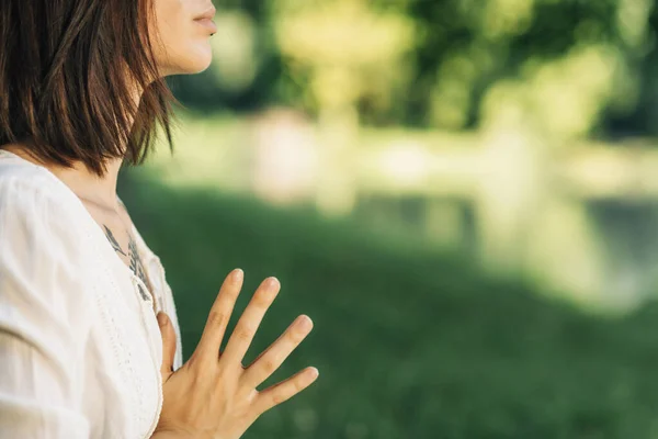 Nyugodtság Lótuszban Ülő Békés Fiatal Nők Meditálnak Víz Mellett Kéz — Stock Fotó