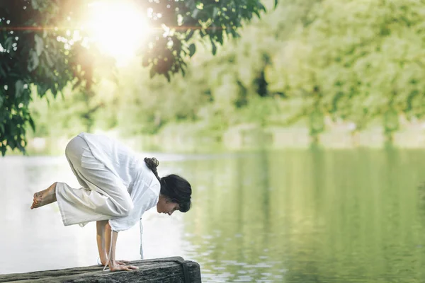 Balance Yoga Hermosa Joven Haciendo Yoga Junto Lago Practicando Equilibrio — Foto de Stock