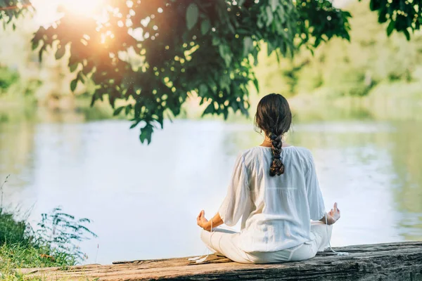 Yoga Terugtrekken Vreedzame Jonge Vrouw Zittend Lotuspositie Mediterend Bij Het — Stockfoto