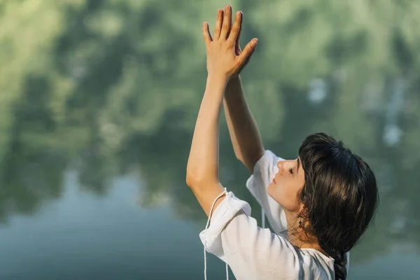 Yoga Retreat Zonnegroet Aan Het Water — Stockfoto