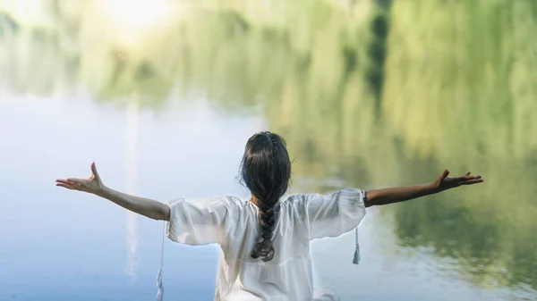 Självupptäcktsmeditation Naturen Vid Sjön Kvinna Som Sitter Lotusställning Mediterar Med — Stockfoto