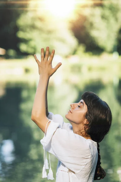 Retiro Yoga Saludo Sol Junto Agua —  Fotos de Stock