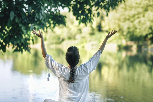 Meditação Auto Descoberta Natureza Junto Lago Mulher Sentada Posição Lótus — Fotografia de Stock