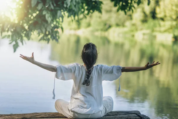 Önfelfedező Meditáció Természetben Tónál Lótuszpozícióban Meditál Nyitott Karokkal — Stock Fotó